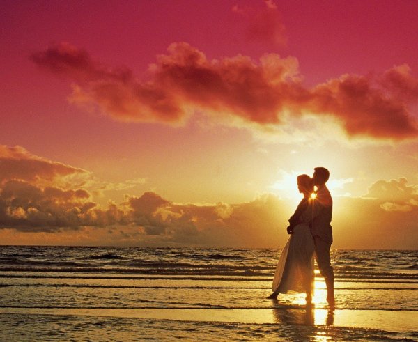 Влюбленная пара на берегу моря