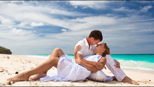 Влюбленные на берегу моря