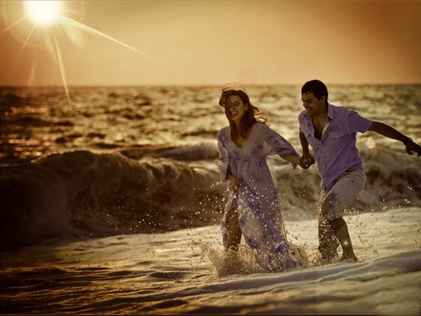 Влюбленные пары на море