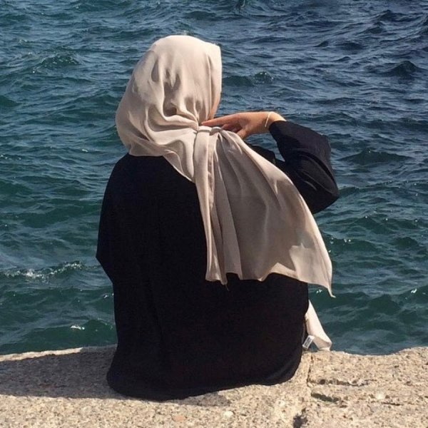 Мусульманка на море