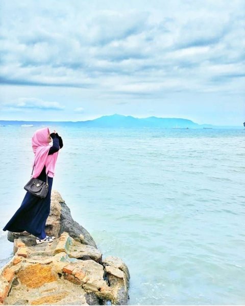 Девушка в хиджабе у моря