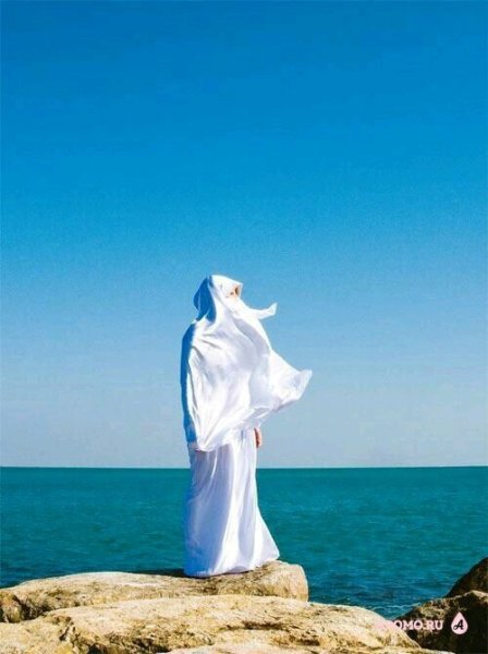 Девушка в хиджабе на пляже