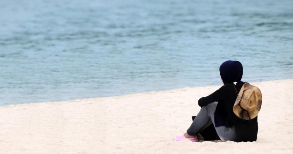 Девушка в хиджабе у моря