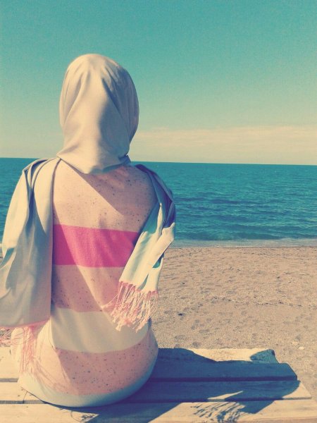 Девушка в хиджабе на природе