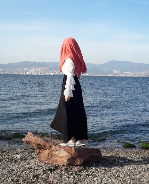 Грустная девушка в хиджабе