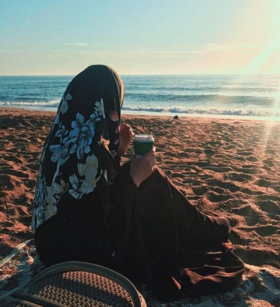 Девушка в хиджабе у моря