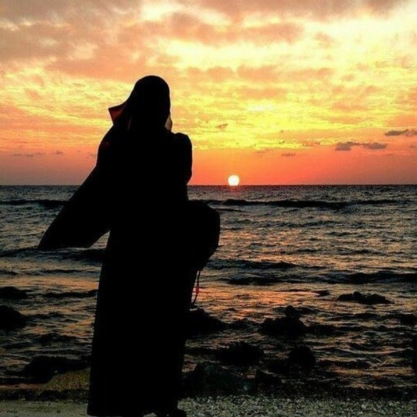 Мусульманки в платках со спины