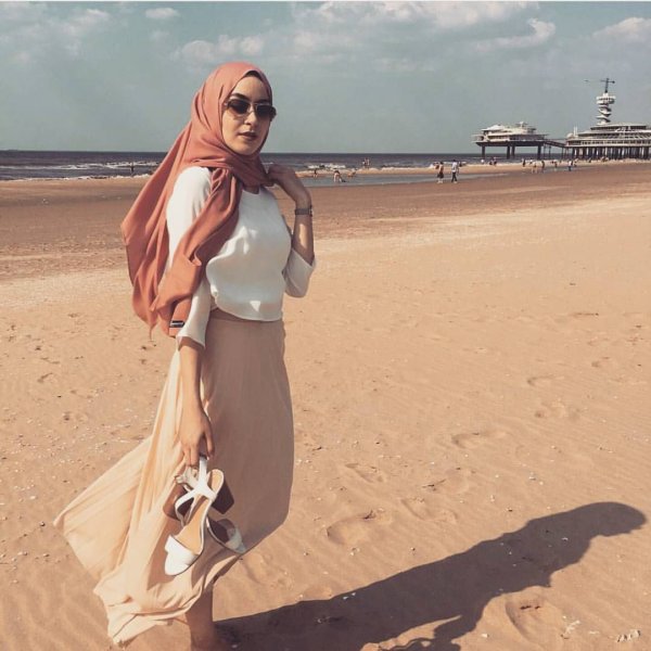 Девушка в хиджабе у моря
