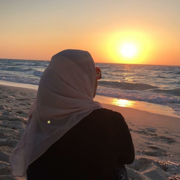 Грустная девушка в хиджабе