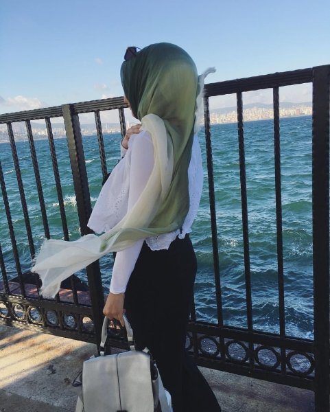 Девушка в хиджабе у моря