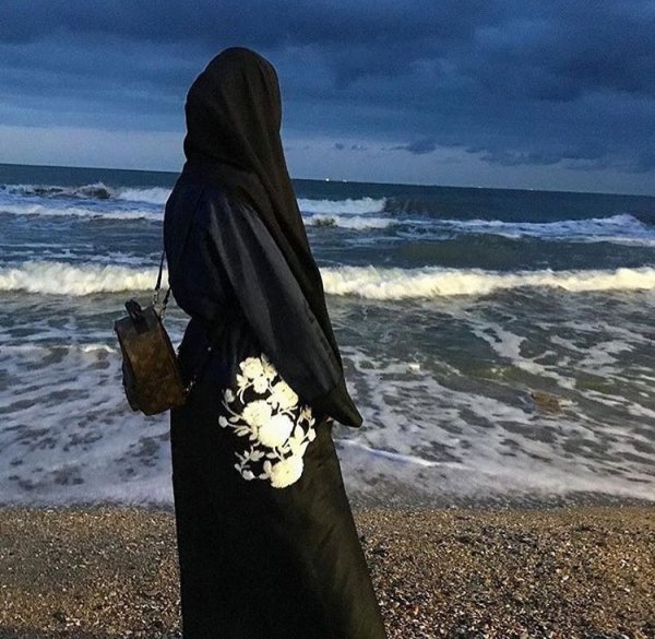 Мусульманка на море