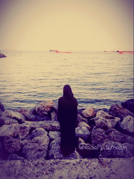 Мусульманка на берегу моря