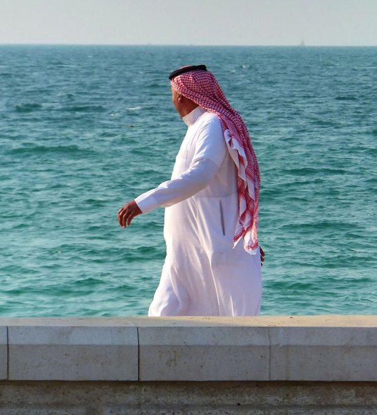 Девушка в хиджабе возле моря