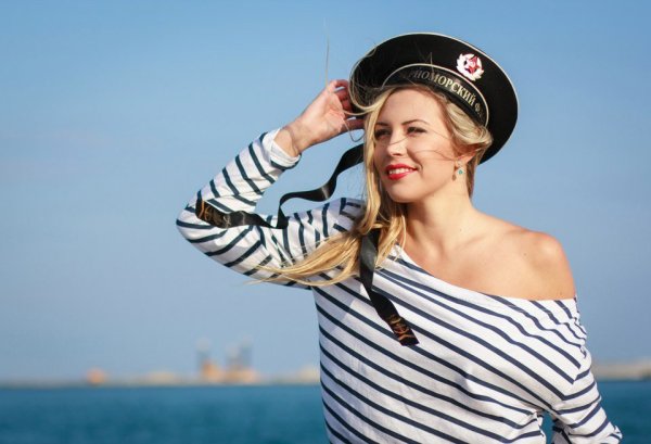 Девушки в морской форме