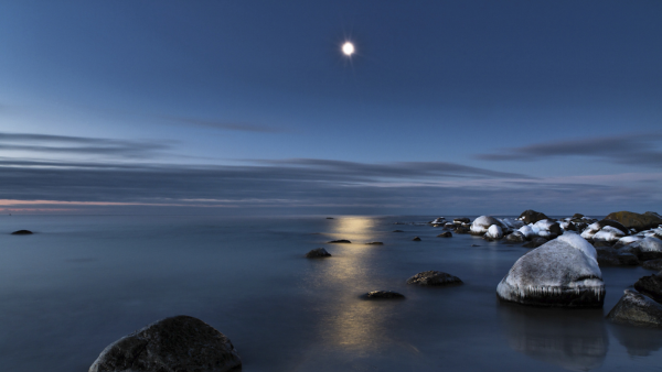 Ночное море камни