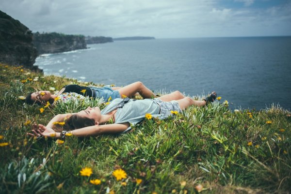 Девушка на берегу моря