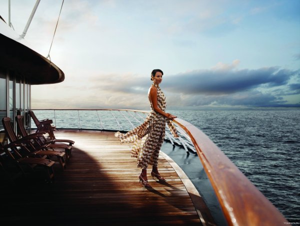 Девушка у моря грустит