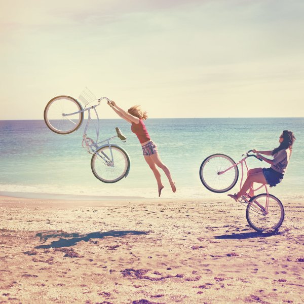 Велосипедист на море