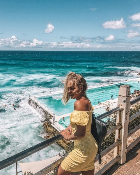 Люди на море