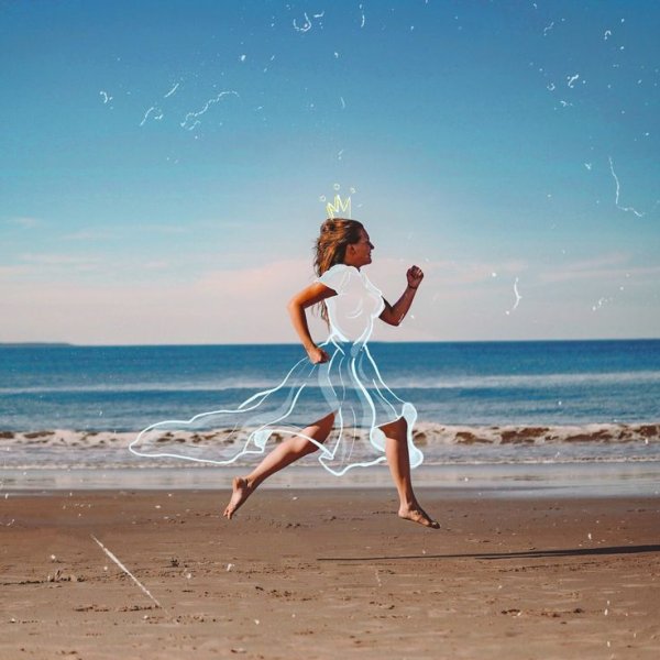 Море и рука девушки