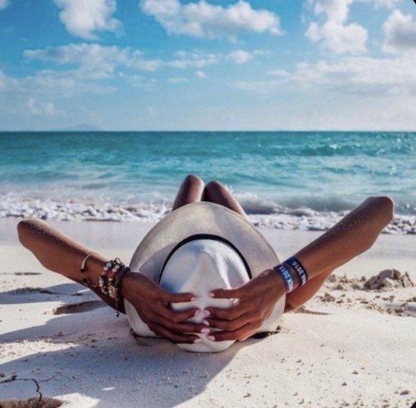 Стильные девушки на море