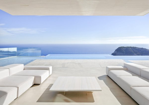 Белоснежная вилла на берегу Средиземного моря