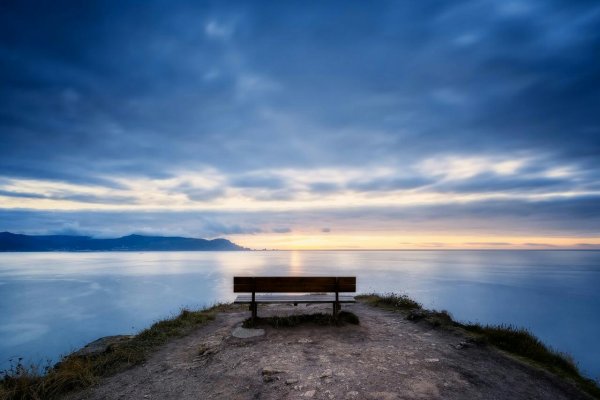 Скамейка на берегу моря