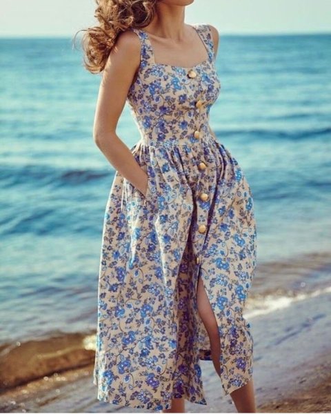 Девушка в платье на пляже