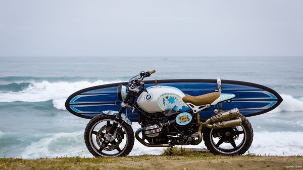 Пейзаж с мотоциклом