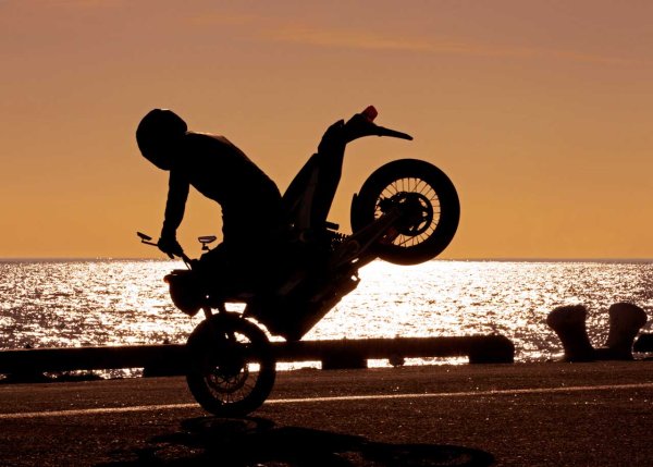 Мотоцикл на берегу моря