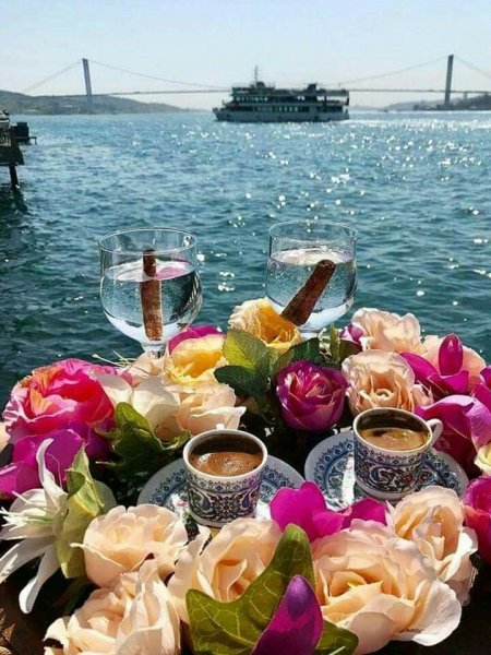 Завтрак у моря с цветами