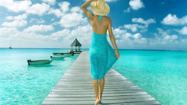 Женщина на фоне моря