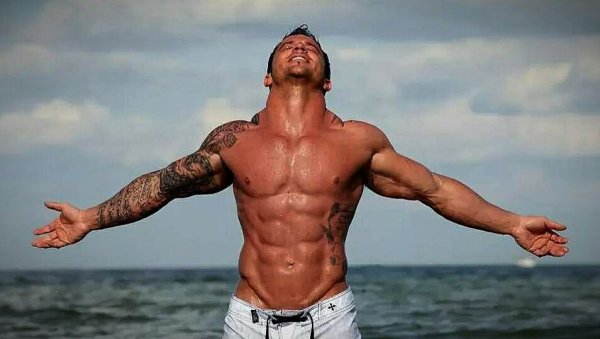 Красивый здоровый парень