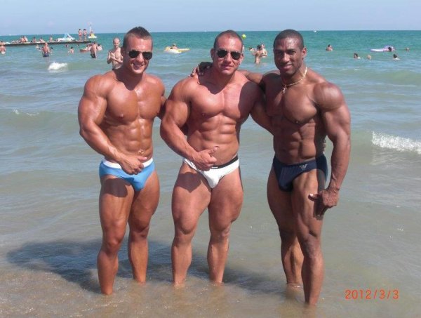 Бодибилдеры на пляже