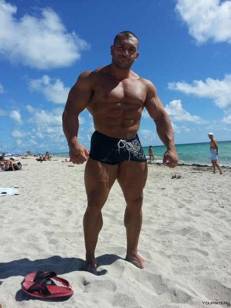 Бодибилдеры на пляже