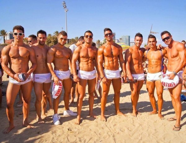 Толпа красивых мужчин