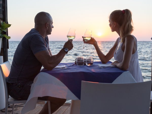 Ужин в ресторане на берегу моря