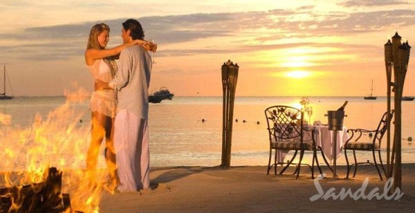 Вечер на берегу моря вдвоем