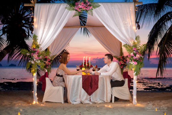 Ужин на пляже при свечах