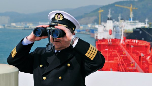 Капитан с биноклем