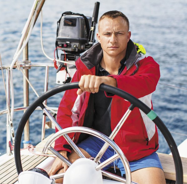 Яхтсмен за штурвалом