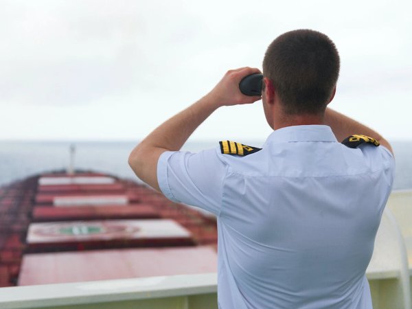 Штурман смотрит в бинокль