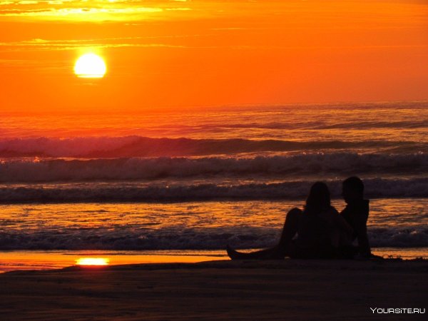 Пара на берегу на закате