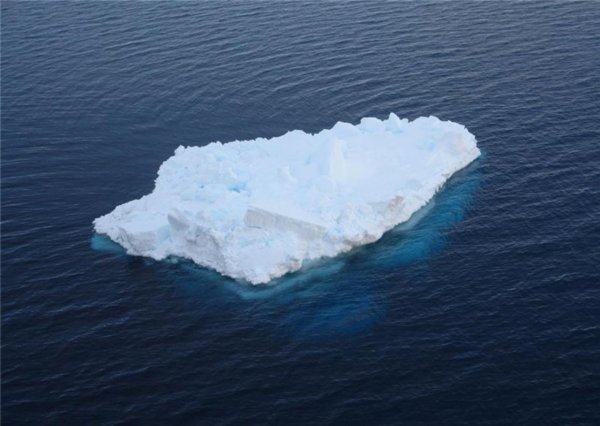 Льдина в океане