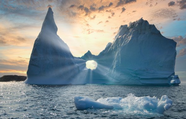 Айсберг в море