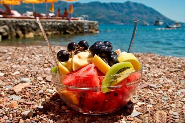 Фрукты на берегу моря