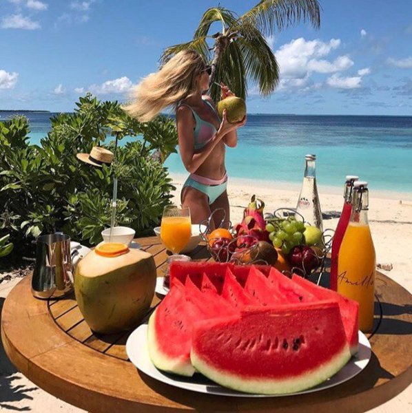 Девушка с фруктами на море