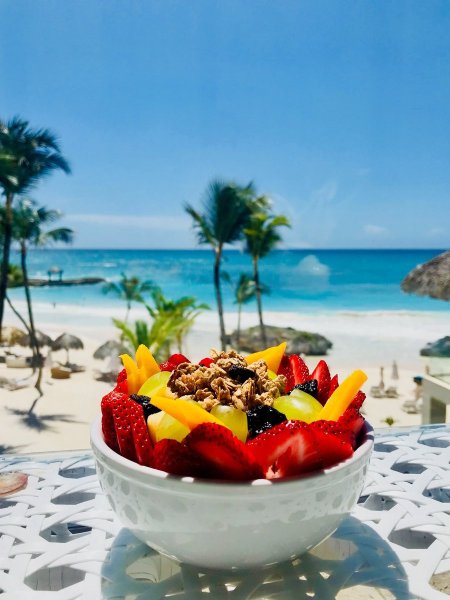 Море пальмы фрукты