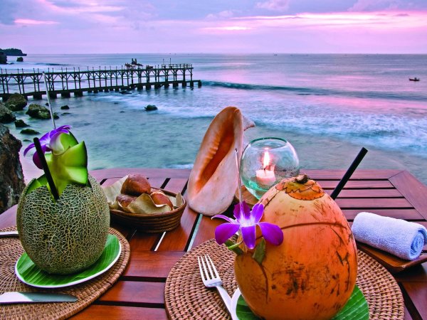 Экзотические фрукты на берегу моря