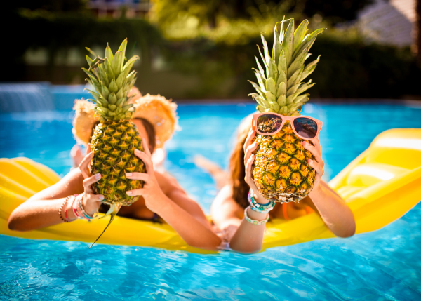 Девушки море пляж фрукты